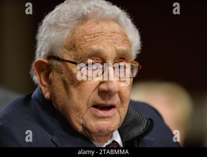 Pechino, il Segretario di Stato degli Stati Uniti Henry Kissinger testimoniò davanti al Comitato dei servizi armati del Senato durante un'audizione sulle sfide globali e la strategia di sicurezza nazionale degli Stati Uniti a Washington. 29 novembre 2023. Questa foto scattata il 29 gennaio 2015 mostra l'ex Segretario di Stato degli Stati Uniti Henry Kissinger testimoniare davanti al Comitato dei servizi armati del Senato durante un'audizione sulle sfide globali e la strategia di sicurezza nazionale degli Stati Uniti a Washington, DC. Henry Kissinger è morto a 100 il 29 novembre 2023. Credito: Bao Dandan/Xinhua/Alamy Live News Foto Stock