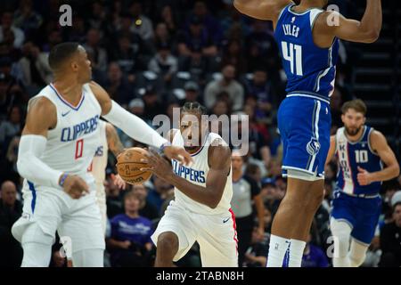 Sacramento, CALIFORNIA, USA. 29 novembre 2023. L'attaccante della squadra Kawhi Leonard (2) scende in campo durante una partita NBA al Golden 1 Center mercoledì 29 novembre 2023 a Sacramento. (Immagine di credito: © Paul Kitagaki Jr./ZUMA Press Wire) SOLO USO EDITORIALE! Non per USO commerciale! Foto Stock