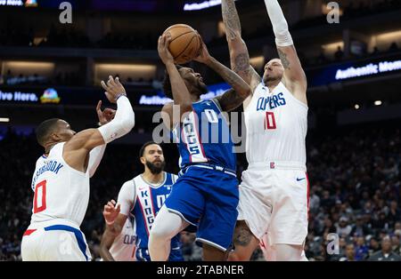 Sacramento, CALIFORNIA, USA. 29 novembre 2023. La guardia dei Sacramento Kings Malik Monk (0) è bloccata dal centro della LOS ANGELES Clippers Ivica Zubac (40) durante una partita NBA al Golden 1 Center di mercoledì 29 novembre 2023 a Sacramento. (Immagine di credito: © Paul Kitagaki Jr./ZUMA Press Wire) SOLO USO EDITORIALE! Non per USO commerciale! Foto Stock