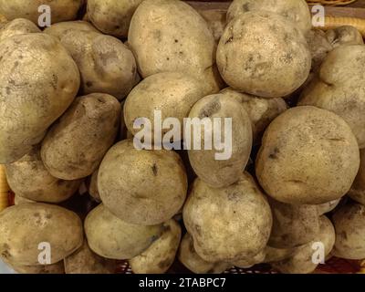 Un mazzo di patate fresche in un cestino venduto in un supermercato Foto Stock