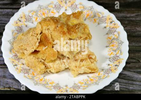 Tradizionale cucina araba egiziana orientale da dessert chiamata Om Ali, budino di pane egiziano, a base di latte, pane egiziano roqaq o mille-feuille, millef Foto Stock