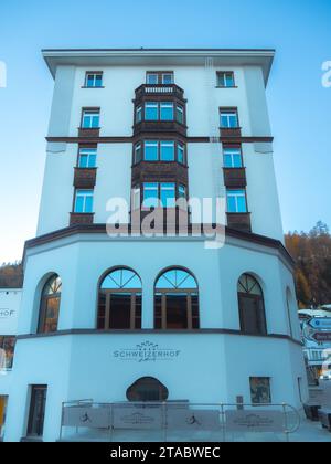 St Moritz, Grigioni Svizzera - 22 ottobre 2022: Vista laterale dell'edificio dell'Hotel Schweizerhof. Foto Stock
