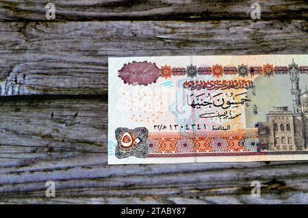 Lati opposti della serie di banconote LE Fifty Egyptian Pounds 50 2001 presenta la Moschea Abu Hurayba (Moschea Qijmas al-Ishaqi), fuoco selettivo della m egiziana Foto Stock