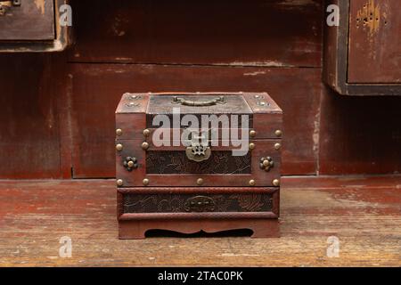 traditional Chinese style wood jewellery box Foto Stock