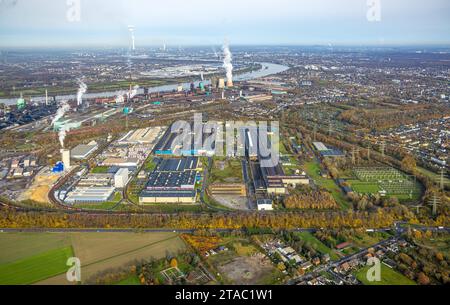 Luftbild, ThyssenKrupp Steel Europe Werksgelände Industriegebiet, hinten die Hüttenwerke Krupp Mannesmann HKM und Gaskraftwerk Huckingen mit rauchenden Kühltürmen am Fluss Rhein, umgeben von herbstlichen Laubbäumen, Hüttenheim, Duisburg, Ruhrgebiet, Nordrhein-Westfalen, Deutschland ACHTUNGxMINDESTHONORARx60xEURO *** Vista aerea, stabilimento industriale ThyssenKrupp Steel Europe, sullo sfondo le fonderie Krupp Mannesmann HKM e la centrale a gas Huckingen con torrette di raffreddamento fumatori sul fiume Reno, circondate da alberi decidui autunnali, Hüttenheim, Duisburg, zona della Ruhr, Nort Foto Stock