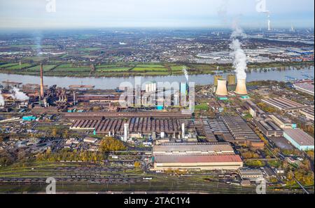 Luftbild, Fernsicht mit blauem Himmel und Blick zur Rheinaue und Ortsteil Friemersheim, Hüttenwerke Krupp Mannesmann HKM und Gaskraftwerk Huckingen mit rauchenden Kühltürmen am Fluss Rhein, umgeben von herbstlichen Laubbäumen, Hüttenheim, Duisburg, Ruhrgebiet, Nordrhein-Westfalen, Deutschland ACHTUNGxMINDESTHONORARx60xEURO *** Vista aerea, vista lontana con cielo blu e vista sul Rheinaue e il distretto di Friemersheim, Hüttenwerke Krupp Mannesmann HKM e la centrale a gas Huckingen con torrette di raffreddamento fumatori sul fiume Reno, circondate da alberi decidui autunnali, Hüttenheim, Duisburg, Ruhr A. Foto Stock