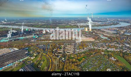 Luftbild, Fernsicht mit blauem Himmel und Blick zur Rheinaue und Ortsteil Friemersheim, Hüttenwerke Krupp Mannesmann HKM und Gaskraftwerk Huckingen mit rauchenden Kühltürmen am Fluss Rhein, umgeben von herbstlichen Laubbäumen, Hüttenheim, Duisburg, Ruhrgebiet, Nordrhein-Westfalen, Deutschland ACHTUNGxMINDESTHONORARx60xEURO *** Vista aerea, vista lontana con cielo blu e vista sul Rheinaue e il distretto di Friemersheim, Hüttenwerke Krupp Mannesmann HKM e la centrale a gas Huckingen con torrette di raffreddamento fumatori sul fiume Reno, circondate da alberi decidui autunnali, Hüttenheim, Duisburg, Ruhr A. Foto Stock