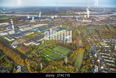 Luftbild, ThyssenKrupp Steel Europe Werksgelände Industriegebiet, hinten die Hüttenwerke Krupp Mannesmann HKM und Gaskraftwerk Huckingen mit rauchenden Kühltürmen am Fluss Rhein, umgeben von herbstlichen Laubbäumen, Hüttenheim, Duisburg, Ruhrgebiet, Nordrhein-Westfalen, Deutschland ACHTUNGxMINDESTHONORARx60xEURO *** Vista aerea, stabilimento industriale ThyssenKrupp Steel Europe, sullo sfondo le fonderie Krupp Mannesmann HKM e la centrale a gas Huckingen con torrette di raffreddamento fumatori sul fiume Reno, circondate da alberi decidui autunnali, Hüttenheim, Duisburg, zona della Ruhr, Nort Foto Stock