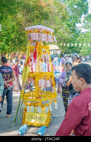 SURATTANI, THAILANDIA - 06 NOVEMBRE 2023: Il popolo birmano si veste in abiti nazionali, è uscito felicemente durante il Kathin Merit-making festival del nostro birmano Foto Stock