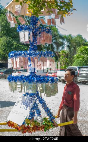 SURATTANI, THAILANDIA - 06 NOVEMBRE 2023: Il popolo birmano si veste in abiti nazionali, è uscito felicemente durante il Kathin Merit-making festival del nostro birmano Foto Stock