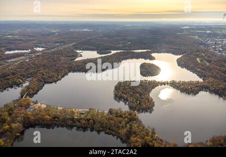 Luftbild, Sechs-seen-Platte, Erholungsgebiet, umgeben von herbstlichen Laubbäumen, Wedau, Duisburg, Ruhrgebiet, Nordrhein-Westfalen, Deutschland ACHTUNGxMINDESTHONORARx60xEURO *** Vista aerea, Sechs Saw Platte, area ricreativa, circondata da alberi decidui autunnali, Wedau, Duisburg, area della Ruhr, Renania settentrionale-Vestfalia, Germania ACHTUNGxMINDESTHONORARx60xEURO credito: Imago/Alamy Live News Foto Stock