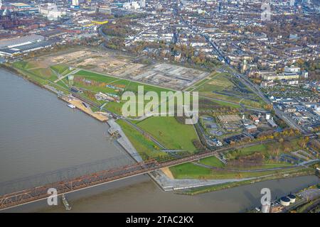 Luftbild, Sanierungsgebiet Rheinpark Duisburg, geplante Wohnanlage RheinOrt Hochfeld, Hochfelder Eisenbahnbrücke und Wasserturm Hochfeld und Kläranlage, umgeben von herbstlichen Laubbäumen, Hochfeld, Duisburg, Ruhrgebiet, Nordrhein-Westfalen, Deutschland ACHTUNGxMINDESTHONORARx60xEURO *** Vista aerea, area di riqualificazione Rheinpark Duisburg, area residenziale progettata RheinOrt Hochfeld, ponte ferroviario Hochfeld e torre dell'acqua Hochfeld e impianto di depurazione, circondato da alberi decidui autunnali, Hochfeld, Duisburg, zona della Ruhr, Renania settentrionale-Vestfalia, Germania ATTENTIONxMINDESTHONORARx60xEURO Foto Stock