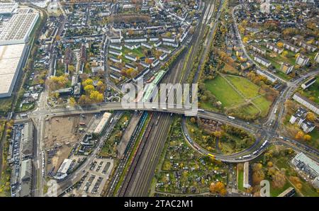 Luftbild, Calisthenics Park und Bürgermeister-Johann-Asch-Platz, Bahnlinie mit Containerplatz und Brücke Friedrich-Ebert-Straße und geschwungene Straße Zum Logport, Mietshäuser Wohnsiedlung zwischen Kruppstraße und Kronprinzenstraße, umgeben von herbstlichen Laubbäumen, Friemersheim, Duisburg, Ruhrgebiet, Nordrhein-Westfalen, Deutschland ACHTUNGxMINDESTHONORARx60xEURO *** Vista aerea, Parco Calistenico e Bürgermeister Johann Asch Platz, linea ferroviaria con cantiere container e ponte Friedrich Ebert Straße e strada curva Zum Logport, condomini che ospitano tenuta tra Kruppstraße e Foto Stock