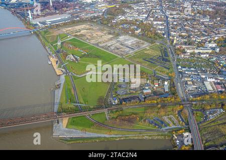 Luftbild, Sanierungsgebiet Rheinpark Duisburg, geplante Wohnanlage RheinOrt Hochfeld, Hochfelder Eisenbahnbrücke und Wasserturm Hochfeld und Kläranlage, umgeben von herbstlichen Laubbäumen, Hochfeld, Duisburg, Ruhrgebiet, Nordrhein-Westfalen, Deutschland ACHTUNGxMINDESTHONORARx60xEURO *** Vista aerea, area di riqualificazione Rheinpark Duisburg, area residenziale progettata RheinOrt Hochfeld, ponte ferroviario Hochfeld e torre dell'acqua Hochfeld e impianto di depurazione, circondato da alberi decidui autunnali, Hochfeld, Duisburg, zona della Ruhr, Renania settentrionale-Vestfalia, Germania ATTENTIONxMINDESTHONORARx60xEURO Foto Stock