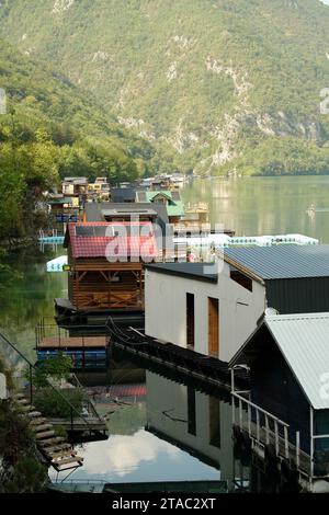 Case galleggianti lungo la costa del lago Perucac - fiume Drina, Bajina basta, Serbia Foto Stock