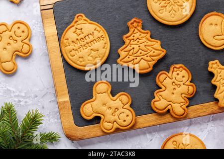 Biscotti al pan di zenzero di Natale diversi, dolcezza festiva. Spianatura piatta Foto Stock