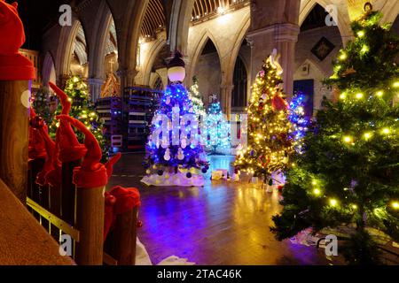 Festa dell'albero di Natale, all'interno della chiesa parrocchiale di St Wulframs, Grantham, Lincolnshire, Inghilterra Foto Stock