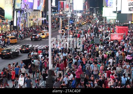 New York, USA - 10 giugno 2018: Folla di persone a Times Square a New York. Foto Stock