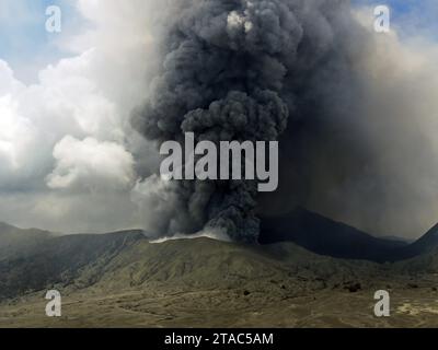 MT. Il vulcano bromo erutta attivamente nella parte orientale di giava, Indonesia Foto Stock