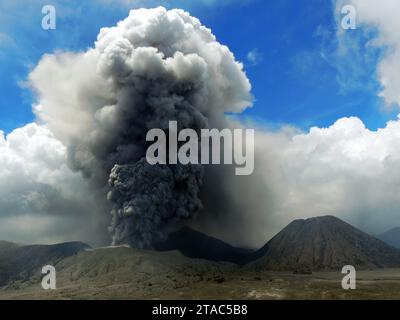 MT. Il vulcano bromo erutta attivamente nella parte orientale di giava, Indonesia Foto Stock