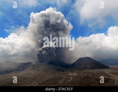 MT. Il vulcano bromo erutta attivamente nella parte orientale di giava, Indonesia Foto Stock