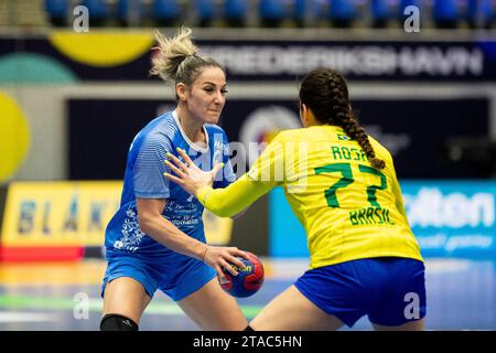 Frederikshavn, Danimarca. 29 novembre 2023. Tamara Smbatian (19) Ucraina vista durante la partita IHF World Handball Championship 2023 tra Brasile e Ucraina all'Arena Nord di Frederikshavn. (Foto: Gonzales Photo/Alamy Live News Foto Stock