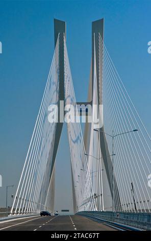 Redzinski Bridge, il quarto ponte in cemento strallato più grande del mondo, sopra il fiume Oder, poco prima dell'apertura, tangenziale autostradale a Breslavia, Polonia Foto Stock