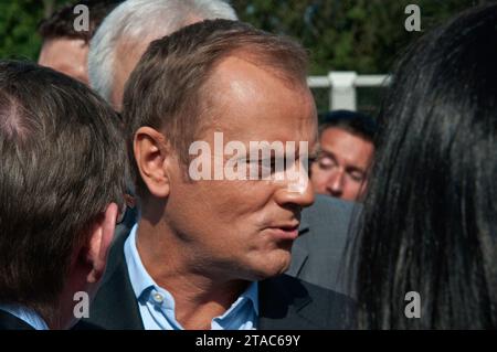 Il primo ministro della Polonia Donald Tusk, inaugurazione del nuovo ponte Redzinski, 27 agosto 2011, il quarto più grande ponte in cemento strallato al mondo, Wrocław, Polonia Foto Stock