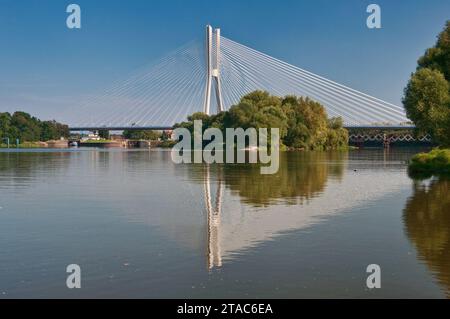 Redzinski Bridge, il quarto ponte in cemento strallato più grande del mondo, sopra il fiume Oder sulla tangenziale autostradale a Breslavia, bassa Slesia, Polonia Foto Stock