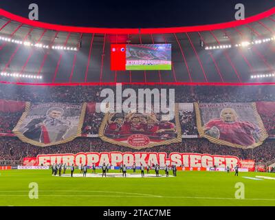 I tifosi del FCB coro con Jupp Heynckes, ex FCB , Arjen Robben, Thomas Müller, Philipp LAHM ex Profi und DFB Kapitaen, nella fase a gironi della partita FC BAYERN MUENCHEN - FC COPENHAGEN 0-0 di calcio UEFA Champions League nella stagione 2023/2024 a Monaco, 29 novembre 2023. Gruppenphase, Kopenhagen, FCB, München © Peter Schatz / Alamy Live News Foto Stock