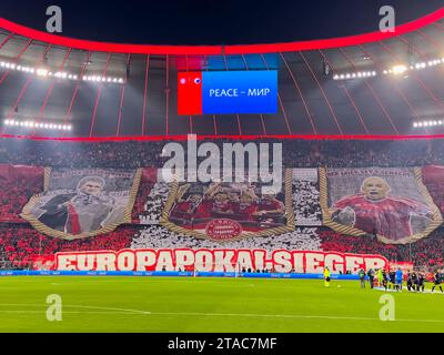 I tifosi del FCB coro con Jupp Heynckes, ex FCB , Arjen Robben, Thomas Müller, Philipp LAHM ex Profi und DFB Kapitaen, nella fase a gironi della partita FC BAYERN MUENCHEN - FC COPENHAGEN 0-0 di calcio UEFA Champions League nella stagione 2023/2024 a Monaco, 29 novembre 2023. Gruppenphase, Kopenhagen, FCB, München © Peter Schatz / Alamy Live News Foto Stock