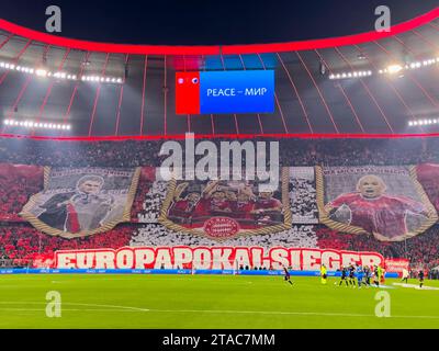 I tifosi del FCB coro con Jupp Heynckes, ex FCB , Arjen Robben, Thomas Müller, Philipp LAHM ex Profi und DFB Kapitaen, nella fase a gironi della partita FC BAYERN MUENCHEN - FC COPENHAGEN 0-0 di calcio UEFA Champions League nella stagione 2023/2024 a Monaco, 29 novembre 2023. Gruppenphase, Kopenhagen, FCB, München © Peter Schatz / Alamy Live News Foto Stock