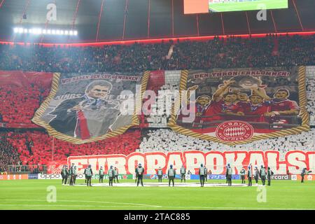 Tifosi FCB con coro, Jupp Heynckes, ex allenatore FCB Thomas MUELLER, Müller, FCB 25 Philipp LAHM ex Profi und DFB Kapitaen, Mario Mandzukic, Franck Ribery, Arjen Robben nella fase a gironi partita FC BAYERN MUENCHEN - FC COPENHAGEN 0-0 di calcio UEFA Champions League nella stagione 2023/2024 a Monaco, 29 novembre 2023. Gruppenphase, Kopenhagen, FCB, München © Peter Schatz / Alamy Live News Foto Stock