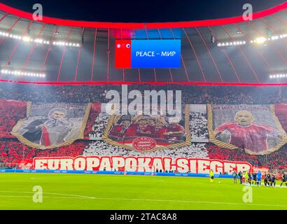 Tifosi FCB con coro, Jupp Heynckes, ex allenatore FCB Thomas MUELLER, Müller, FCB 25 Philipp LAHM ex Profi und DFB Kapitaen, Mario Mandzukic, Franck Ribery, Arjen Robben nella fase a gironi partita FC BAYERN MUENCHEN - FC COPENHAGEN 0-0 di calcio UEFA Champions League nella stagione 2023/2024 a Monaco, 29 novembre 2023. Gruppenphase, Kopenhagen, FCB, München © Peter Schatz / Alamy Live News Foto Stock