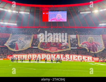 Tifosi FCB con coro, Jupp Heynckes, ex allenatore FCB Thomas MUELLER, Müller, FCB 25 Philipp LAHM ex Profi und DFB Kapitaen, Mario Mandzukic, Franck Ribery, Arjen Robben nella fase a gironi partita FC BAYERN MUENCHEN - FC COPENHAGEN 0-0 di calcio UEFA Champions League nella stagione 2023/2024 a Monaco, 29 novembre 2023. Gruppenphase, Kopenhagen, FCB, München © Peter Schatz / Alamy Live News Foto Stock