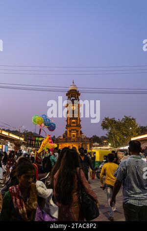 La storica torre dell'orologio, l'antica architettura della strada della città, con la folla di sera, viene scattata al mercato sardar ghantaGhar jodhpur rajasthan indi Foto Stock