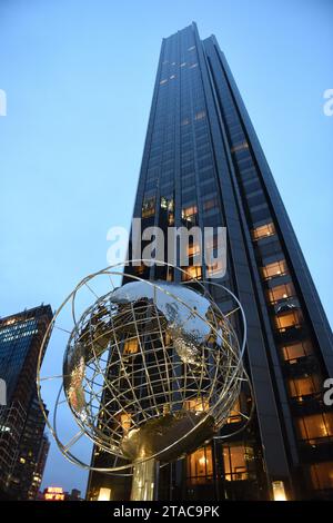New York, USA - 29 maggio 2018: Grattacielo Trump International Hotel and Tower con scultura di globo metallico, Columbus Circle, 59th Street e Central Park Foto Stock