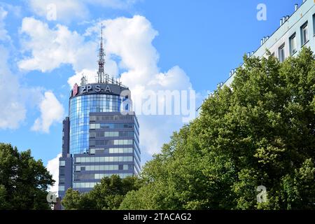 Frammento di pareti di vetro e metallo della facciata. Uffici commerciali. Architettura aziendale moderna astratta. Foto Stock