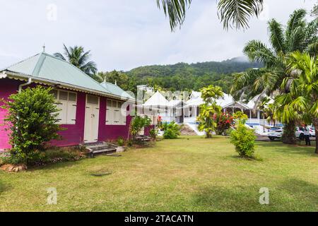 Mahe, Seychelles - 18 agosto 2023: I turisti visitano il museo della casa coloniale del Domaine de Val des Pres Foto Stock