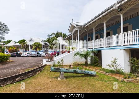 Mahe, Seychelles - 18 agosto 2023: Casa coloniale museo del Domaine de Val des Pres, noto anche come villaggio dell'artigianato, foto di una strada scattata in una summe Foto Stock