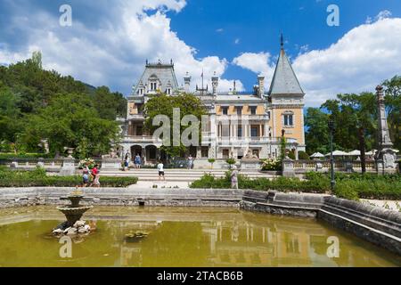 Massandra, Crimea - 11 agosto 2020: I turisti camminano nel parco di fronte al Palazzo Massandra in una giornata di sole. La costruzione del palazzo inizialmente desi Foto Stock