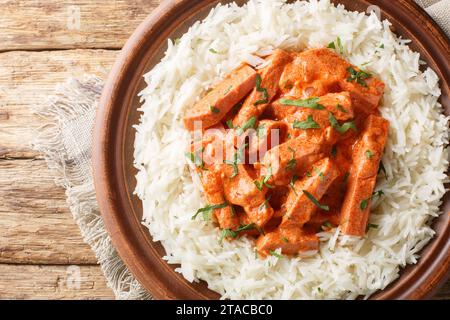 Lo Stroganoff svedese Korv è un piatto classico che combina il comfort di una salsa di pomodoro cremosa con la salsiccia con un contorno di riso primo piano sul Foto Stock