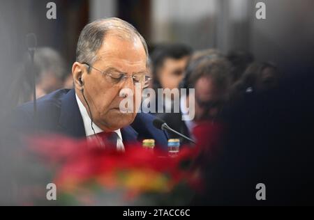 Skopje, Macedonia del Nord. 30 novembre 2023. Sergey Lavrov, ministro degli Esteri della Russia, siede nel Centro sportivo Boris Trajkovski all'inizio della sessione di lavoro del 30° Consiglio ministeriale dell'Organizzazione per la sicurezza e la cooperazione in Europa (OSCE). Credito: Sebastian Gollnow/dpa Pool/dpa/Alamy Live News Foto Stock