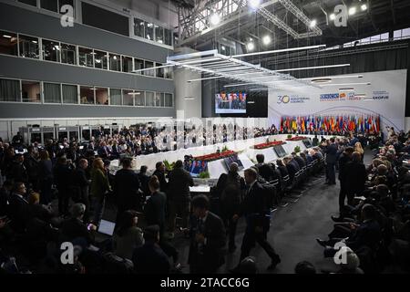 Skopje, Macedonia del Nord. 30 novembre 2023. I partecipanti siedono al Centro sportivo Boris Trajkovski durante il 30° Consiglio ministeriale dell'Organizzazione per la sicurezza e la cooperazione in Europa (OSCE). Credito: Sebastian Gollnow/dpa Pool/dpa/Alamy Live News Foto Stock