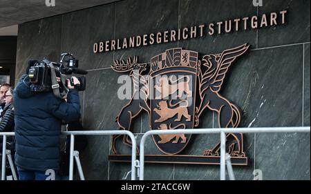 30 novembre 2023, Baden-Württemberg, Stoccarda (Stammheim): Le parole "Stuttgart Higher Regional Court" sono esposte nel tribunale di Stoccarda-Stammheim. Undici imputati sono sotto processo per aver fondato, aderito e sostenuto il presunto gruppo terroristico. Secondo l'accusa, volevano provocare una guerra civile con attacchi contro le moschee. Foto: Bernd Weißbrod/dpa Foto Stock