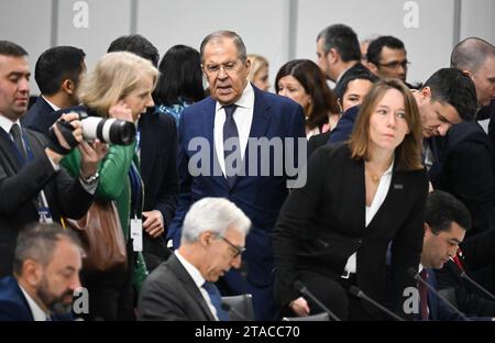 Skopje, Macedonia del Nord. 30 novembre 2023. Sergey Lavrov (M), ministro degli Esteri della Russia, arriva alla sessione di lavoro del 30° Consiglio ministeriale dell'Organizzazione per la sicurezza e la cooperazione in Europa (OSCE) presso il Centro sportivo Boris Trajkovski. Credito: Sebastian Gollnow/dpa Pool/dpa/Alamy Live News Foto Stock