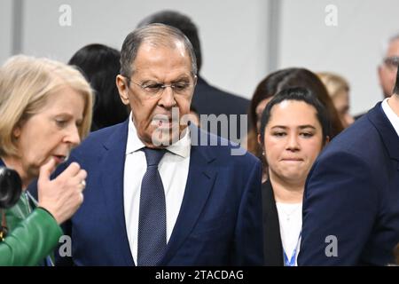 Skopje, Macedonia del Nord. 30 novembre 2023. Sergey Lavrov (M), ministro degli Esteri della Russia, arriva alla sessione di lavoro del 30° Consiglio ministeriale dell'Organizzazione per la sicurezza e la cooperazione in Europa (OSCE) presso il Centro sportivo Boris Trajkovski. Credito: Sebastian Gollnow/dpa Pool/dpa/Alamy Live News Foto Stock