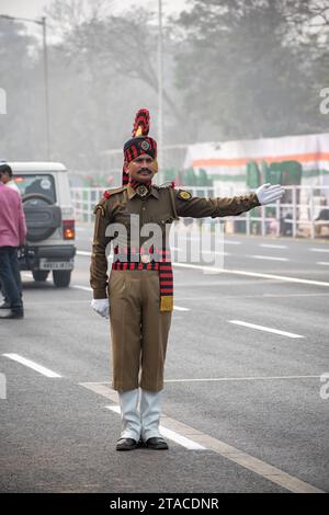 Kolkata Armed Police Officer si prepara a partecipare alla prossima parata della Giornata della Repubblica Indiana all'Indira Gandhi Sarani, Kolkata, Bengala Occidentale, India Foto Stock