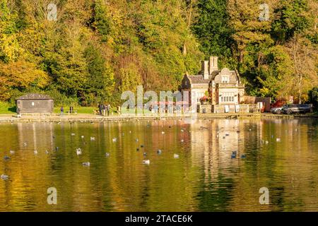 Lago Swanbourne con Swanbourne Lodge Tearoom - Arundel, West Sussex, Regno Unito. Foto Stock