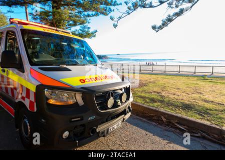 I paramedici delle ambulanze del New South Wales frequentano una spiaggia nella costa nord del New South Wales in Australia Foto Stock